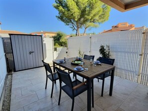 Outdoor dining - Rez de jardin climatisé à 100 m de la plage (La Londe-les-Maures)