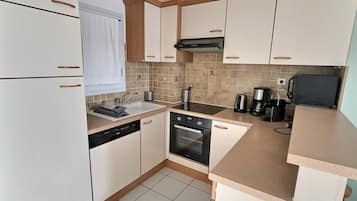 Een koelkast, een microgolfoven, een oven, een vaatwasser