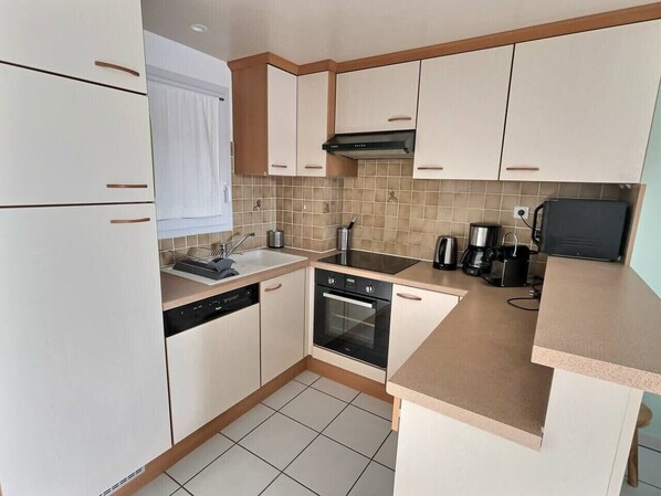 Kühlschrank, Mikrowelle, Ofen, Geschirrspüler