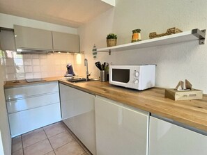 Fridge, microwave, stovetop, coffee/tea maker