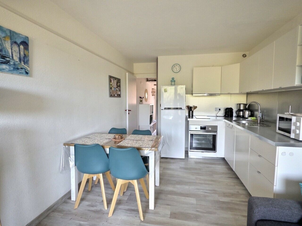 Fridge, microwave, oven, coffee/tea maker