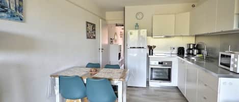 Refrigerador, microondas, horno y cafetera y tetera