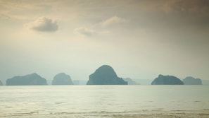 Una playa cerca, arena blanca
