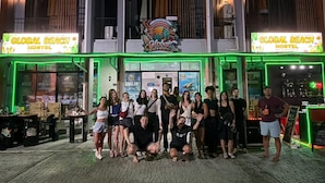 Une auberge de jeunesse appelée « Global Beach Hostel », avec une enseigne au-dessus de l’entrée.