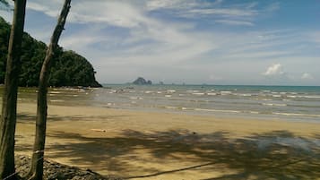 靠近海滩、白沙