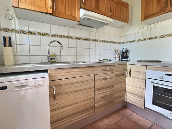 Coffee/tea maker, cookware/dishes/utensils, dining tables