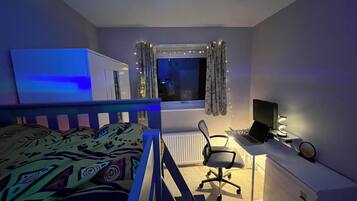 4 bedrooms, iron/ironing board, WiFi, bed sheets