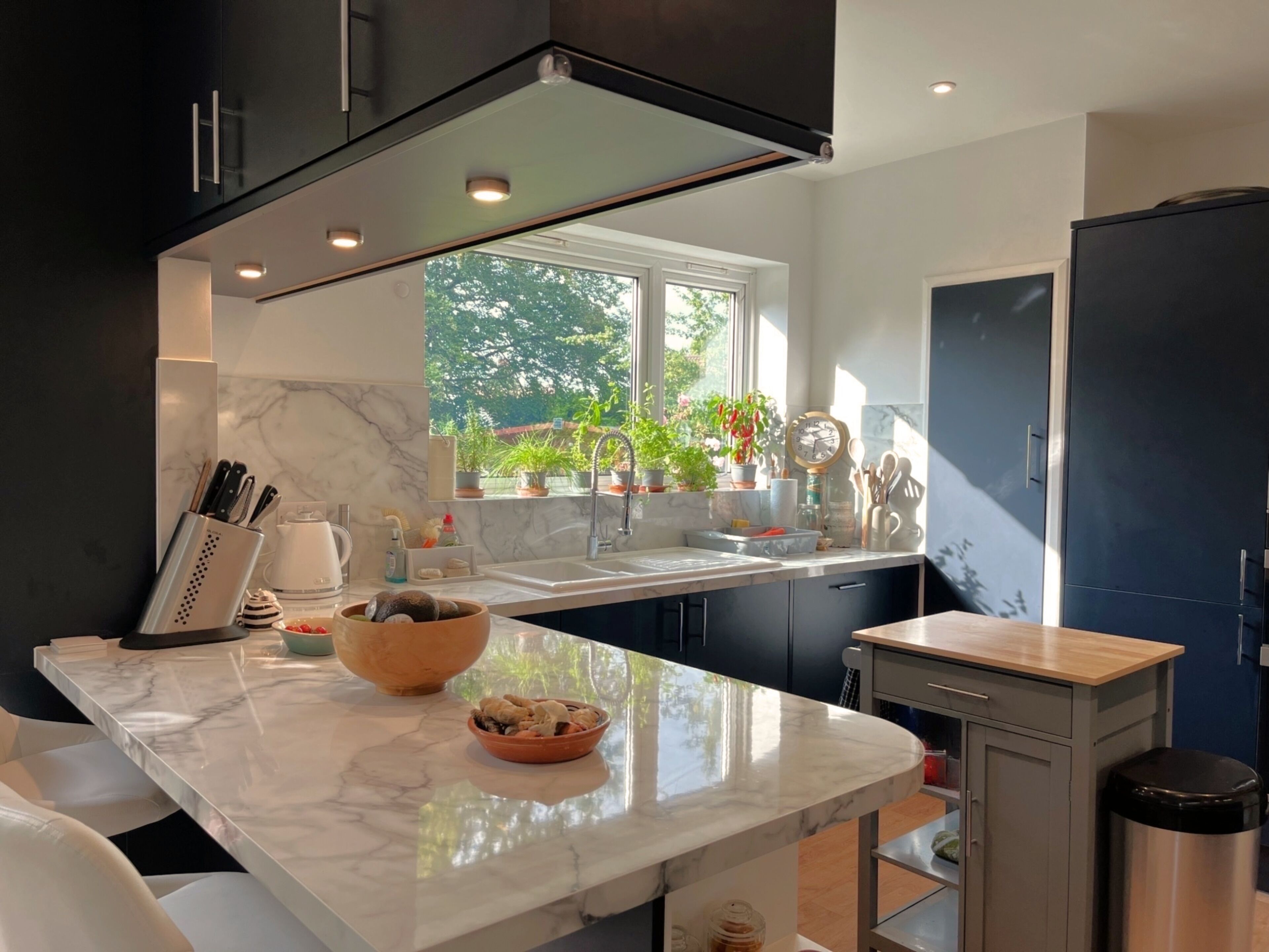 Microondas, horno, placa de cocina y lavavajillas