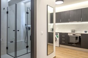 Dusche, Haartrockner, Handtücher