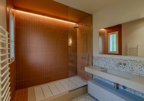 Haartrockner, Handtücher, Toilettenpapier