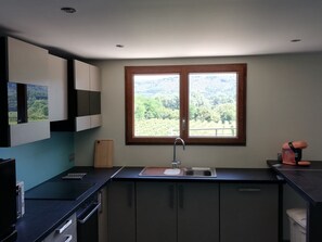 Réfrigérateur, four à micro-ondes, un four, surface de cuisson