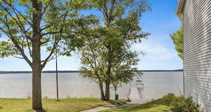 Double Bed Room in Heart of Lake City