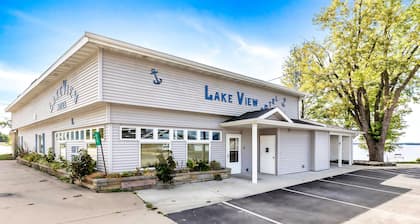 Double Bed Room in Heart of Lake City