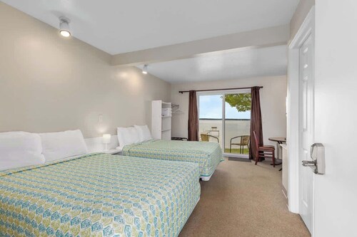 Double Bed Room in Heart of Lake City