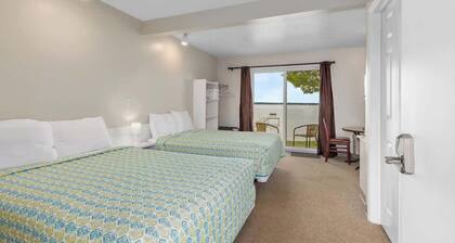 Double Bed Room in Heart of Lake City