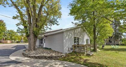 Double Bed Room in Heart of Lake City