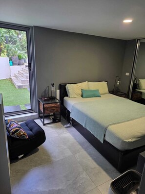 1 habitación, tabla de planchar con plancha, internet y ropa de cama 