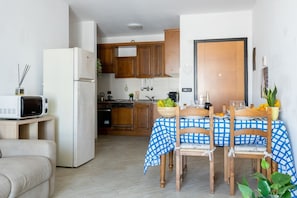 Refrigerador, microondas y tostadora