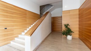 A modern staircase with wooden steps and a handrail, leading to an upper floor. - GuestHost - Cozy 86 sqm apartment, able to comfortably accommodate up to 4 people, located on the third floor of a building with lift.The property, located in a quiet residential area, is about 2 km from Piazza Vittorio Emanuele II and the center of Pisa (Pisa)