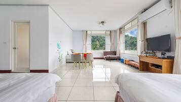 Family Room with Balcony | Free WiFi, bed sheets