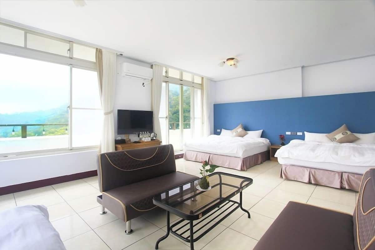 Family Room with Balcony | Free WiFi, bed sheets