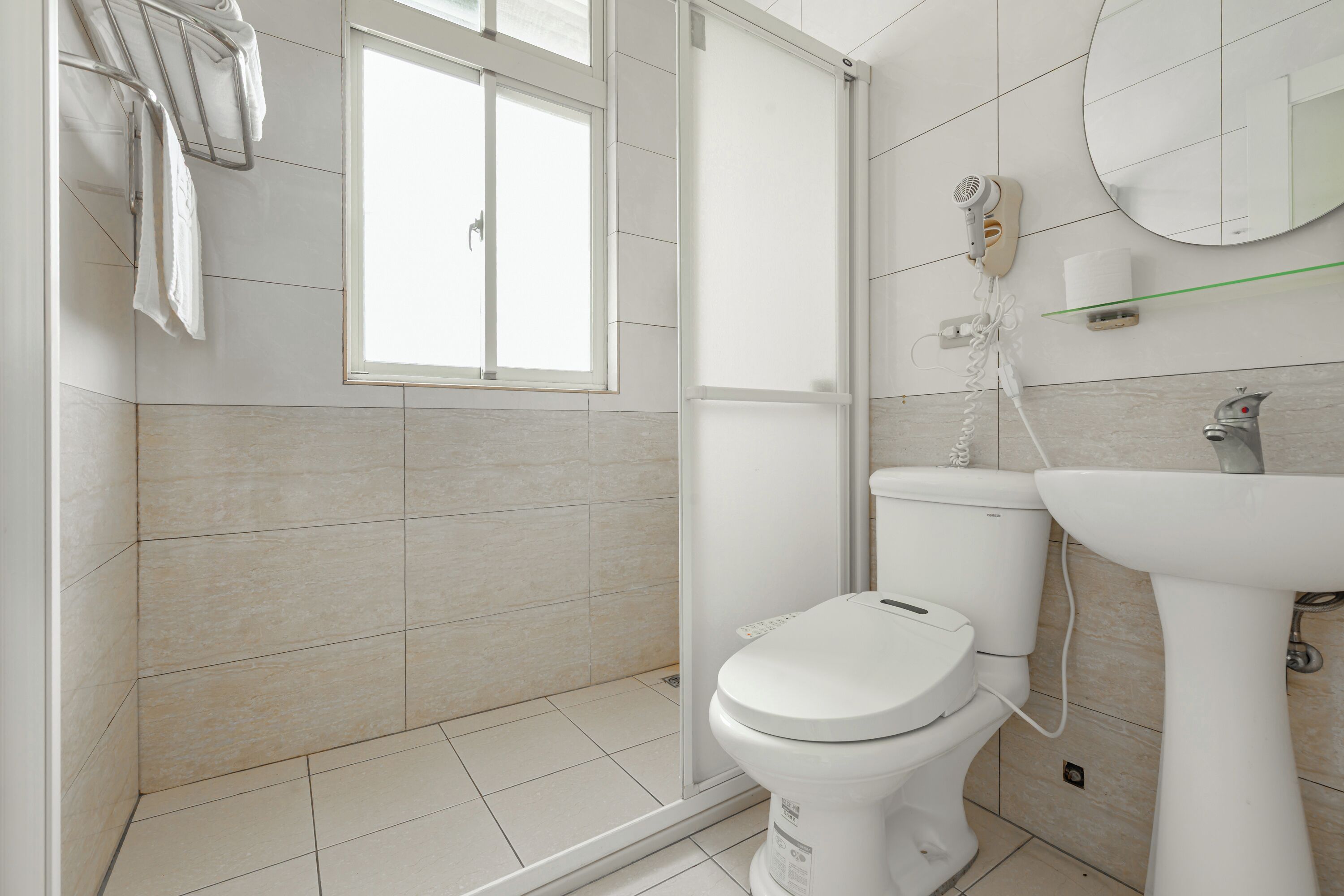 Un baño moderno con inodoro, ducha y lavamanos.