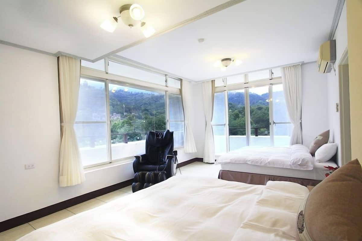 Quadruple Room with Balcony | Free WiFi, bed sheets
