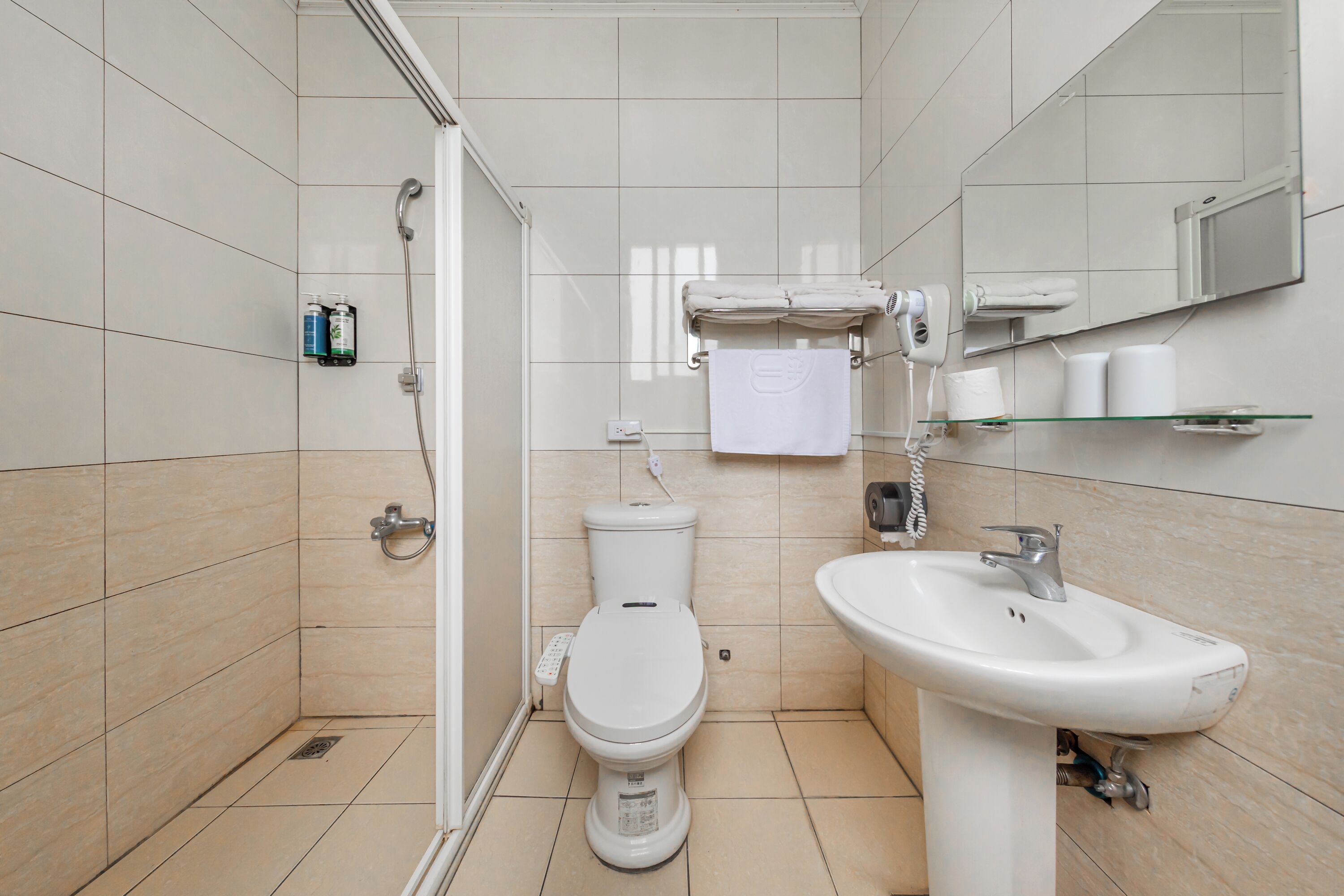 Un baño moderno con inodoro, bidé y lavamanos.