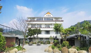 Garden View Double Room | Free WiFi, bed sheets