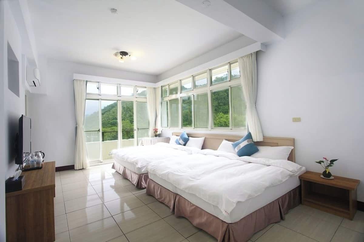 Standard Quadruple Room | Free WiFi, bed sheets