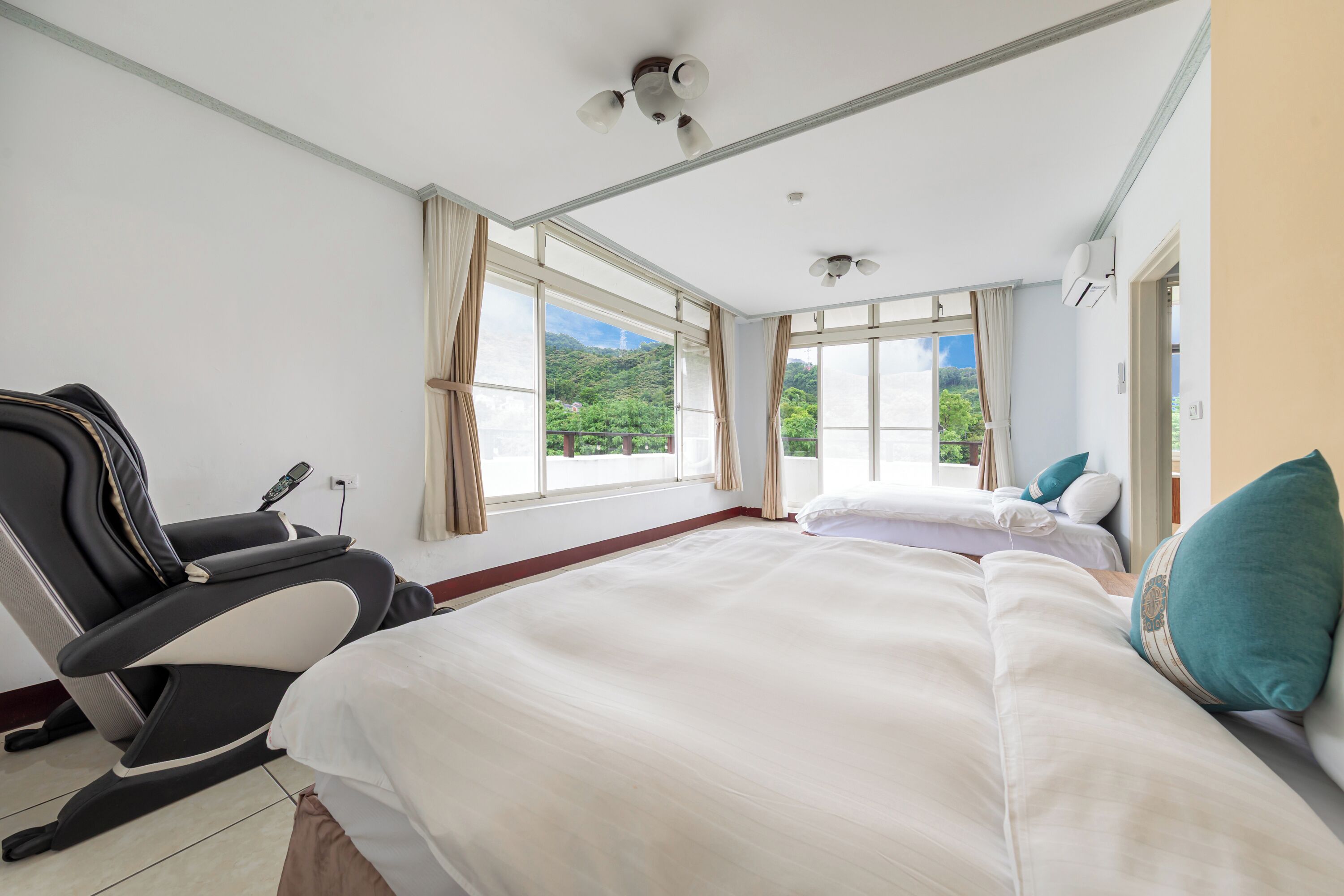 Quadruple Room with Balcony | Free WiFi, bed sheets