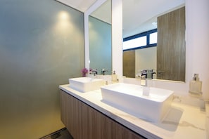 Villa, uitzicht op zwembad | Badkamer | Een douche, gratis toiletartikelen, een haardroger, handdoeken