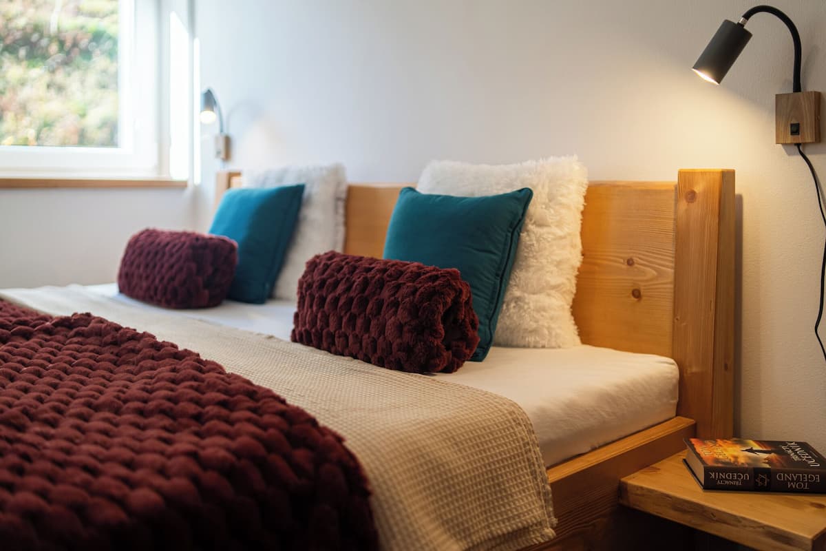 Insonorización, cunas gratuitas, wifi gratis y ropa de cama