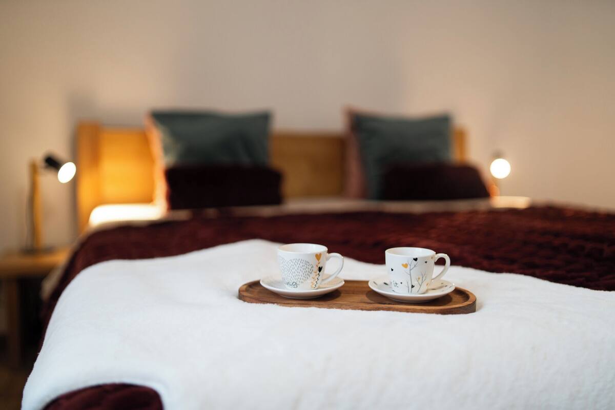 Insonorización, cunas gratuitas, wifi gratis y ropa de cama