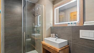 Family Apartment, 1 Queen Bed with Sofa bed | Bathroom