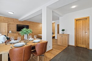 Apartment with Terrace | Stofa | 50-tommu flatskjársjónvarp með stafrænum rásum