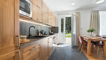 Apartment with Terrace | In-room dining