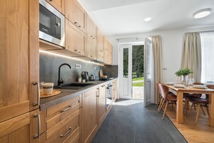 Apartment with Terrace | Borðhald á herbergi eingöngu