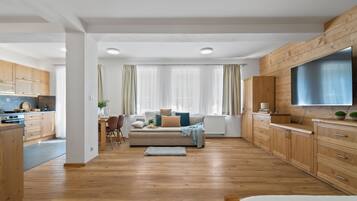 Apartment with Terrace | Soundproofing, free cots/infant beds, free WiFi, bed sheets