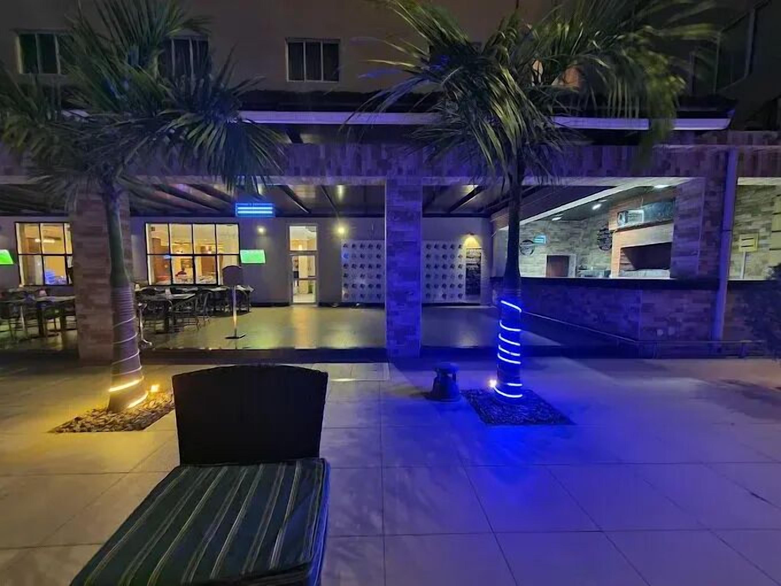 施設の正面 (日没後)