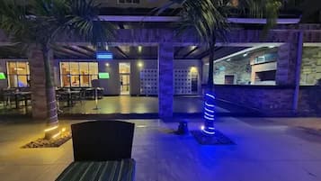 Voorkant accommodatie - avond/nacht
