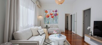 Lux 4b2b Queenslander by The Gabba