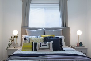 4 bedrooms, iron/ironing board, WiFi, bed sheets
