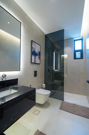 Serviettes fournies, savon, papier de toilette