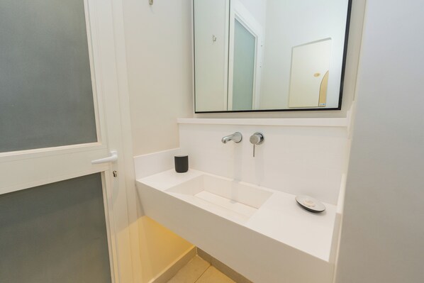 Towels, soap, toilet paper - 118 4A/ Luxury ground floor studio apartment (Riyadh)