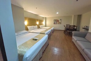 Deluxe Family Room | Escritorio, wifi gratis, ropa de cama