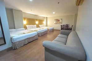 Deluxe Family Room | Desk, free WiFi, bed sheets