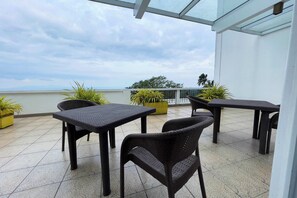 Deluxe Queen Room | Desk, free WiFi, bed sheets