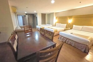 Deluxe Family Room | Desk, free WiFi, bed sheets