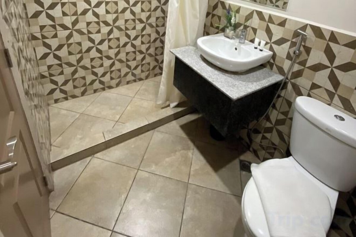 Shower, rainfall showerhead, free toiletries, slippers